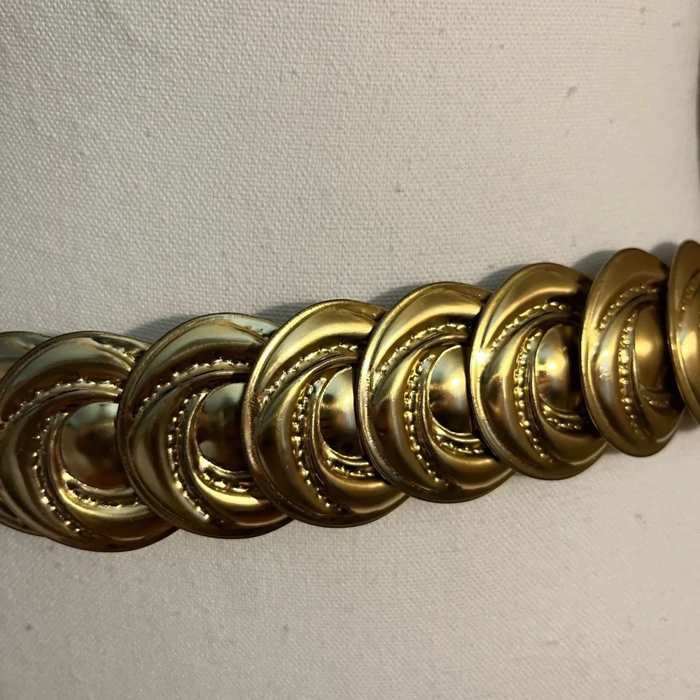 Vintage 1990's Y2K‎ Gold Tone Circle Scallop Medallion Stretch Belt One Size